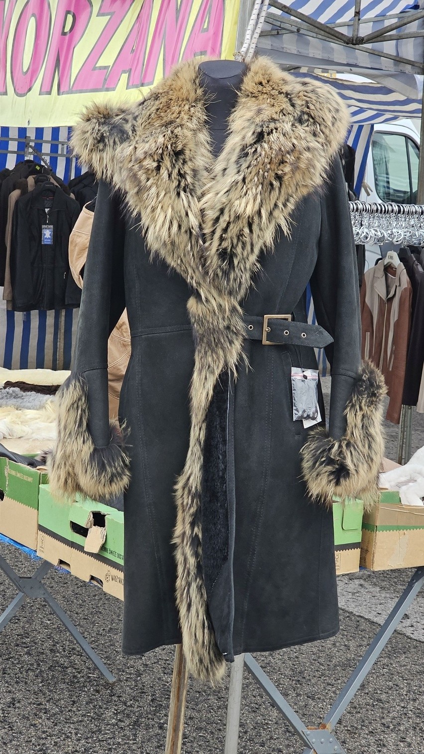Płaszcze, kurtki puchowe i modne futerka na giełdzie w Miedzianej Górze. Takie fasony królują w sezonie jesienno - zimowym 2023/2024