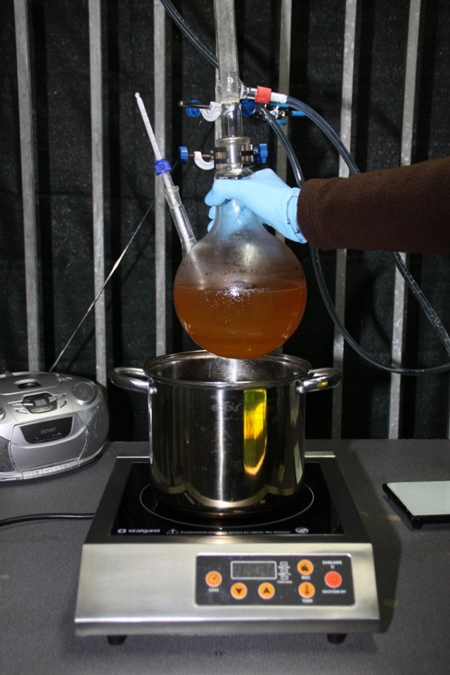 Policjanci zabezpieczyli w likwidowanym laboratorium 10 litrów BMK, czyli podstawowego składnika amfetaminy
