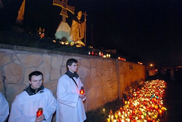 W bazylice w uroczystości papieskie włącza się harcerze.