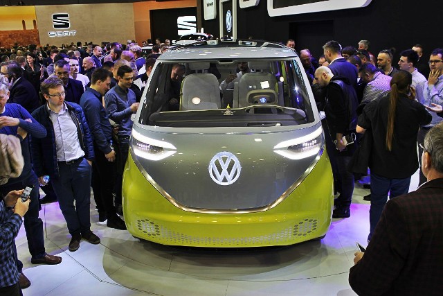 Elektryczny minivan pokazany przez Volkswagena w czwartek podczas Press Day na Poznań Motor Show 2018 przyciągnął prawdziwe tłumy. Jak wygląda auto przyszłości, czyli VW I.D. Buzz? Przejdź do kolejnych zdjęć ---&gt;