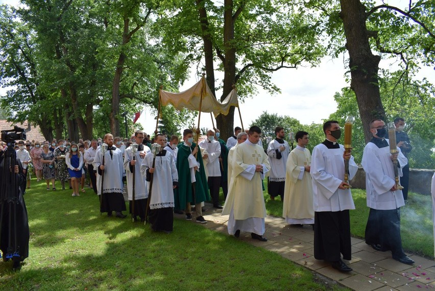 Uroczystość Bożego Ciała w Sandomierzu. Biskup Krzysztof Nitkiewicz poprowadził procesję ulicami Starego Miasta [ZDJĘCIA]