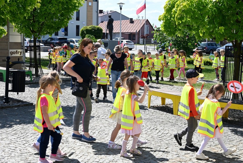 "Nie pal przy mnie, proszę". Wyjątkowa manifestacja przedszkolaków z Daleszyc w Międzynarodowym Dniu bez Tytoniu