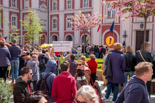 W Poznaniu tendencje strajkowe są bardzo silne. We wtorek po południu kilkaset nauczycieli przeszło ulicami stolicy Wielkopolski pod urząd miasta. W czwartek z kolei poznański komitet strajkowy nie zgodził się z decyzją Związku Nauczycielstwa Polskiego