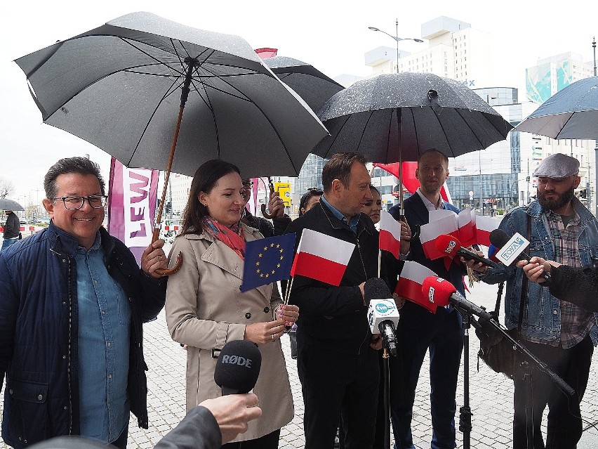 Akcja działaczy łódzkiej Lewicy w Dniu Flagi Rzeczpospolitej w pobliżu Stajni Jednorożca 