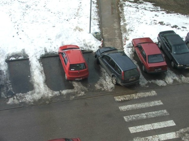Tak parkują kierowcy obok bloku przy ul. Waszyngtona 22a w Białymstoku.