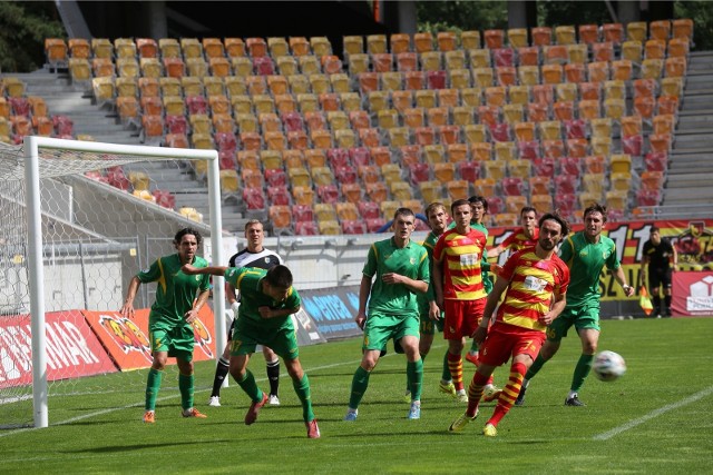 Piłkarze Niemena Grodno (zielone stroje) od najbliższej kolejki nie mogą już liczyć na wsparcie zorganizowanej grupy swoich fanów