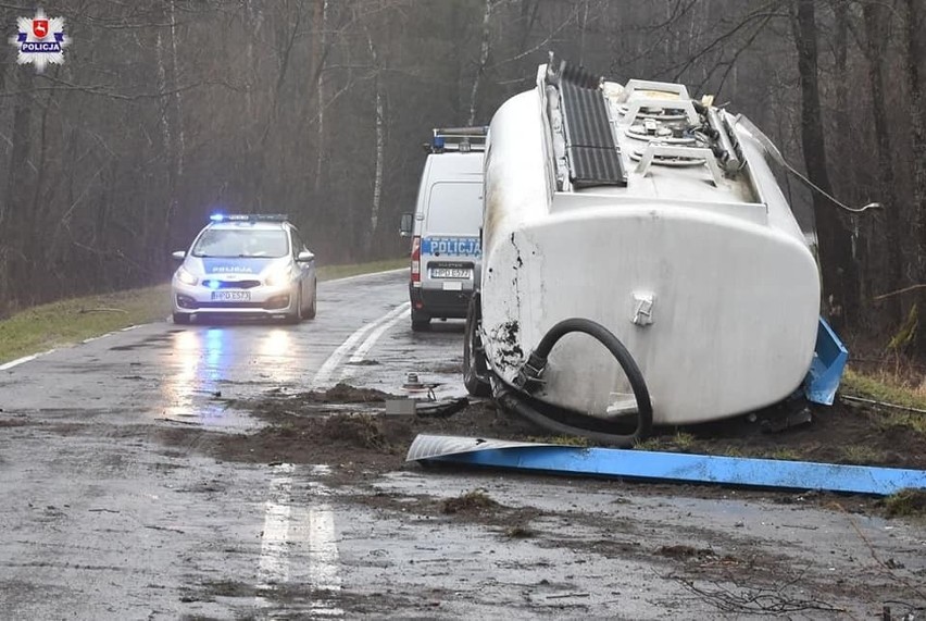 Groźny wypadek w Aleksandrowie. Cysternę zniosło na przeciwny pas i uderzyła w osobówkę