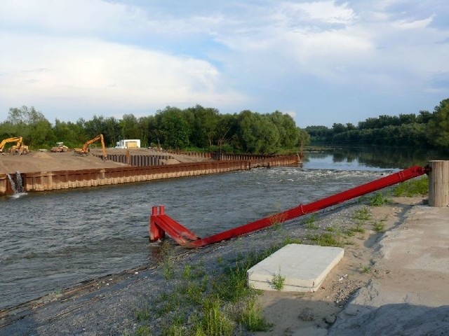 Powstający próg, tam gdzie woda jest wzburzona, tam jest najwyższe miejsce progu.