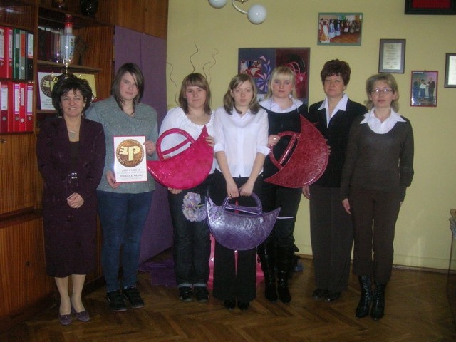 Nauczycielki i uczennice, które przyczyniły się do sukcesu szkoły na Międzynarodowych Targach Poznańskich.