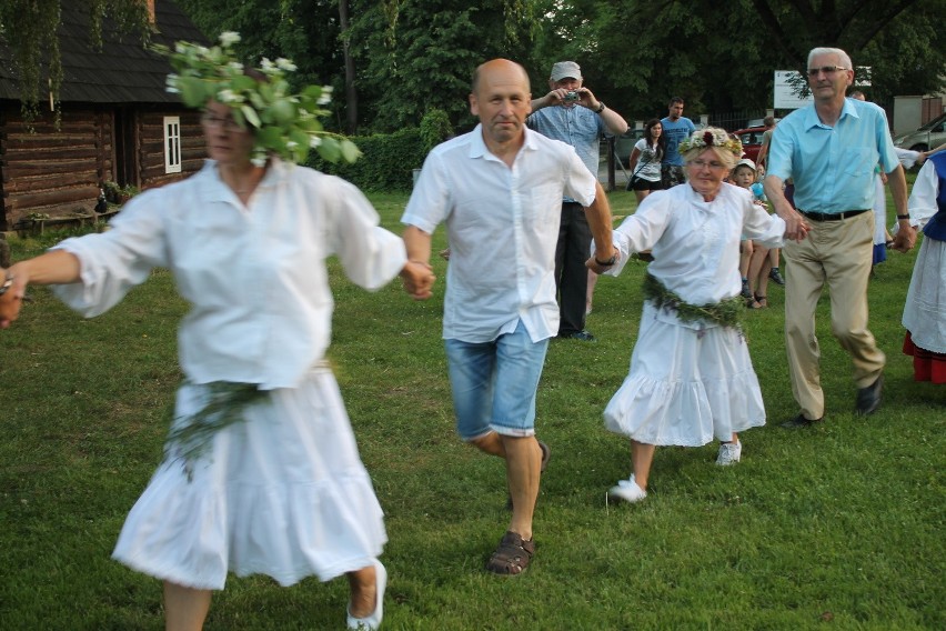 Wiły wianki i wrzucały je do falującej wody...