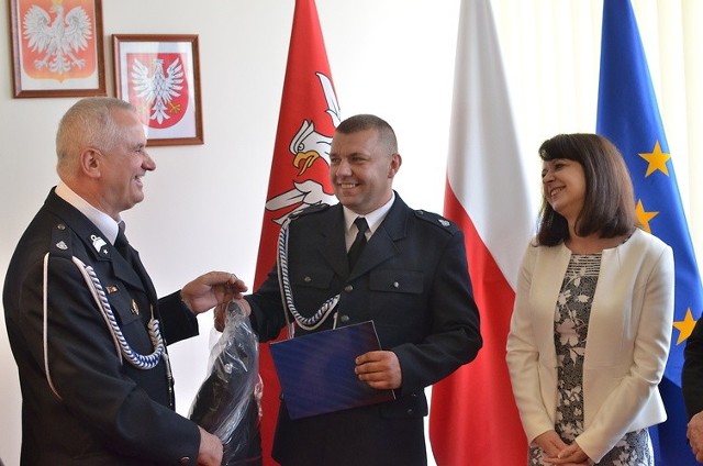 Druh Tomasz Chmielewski z OSP Bukówno w powiecie białobrzeskim podczas uroczystości w Urzędzie Marszałkowskim w Warszawie.