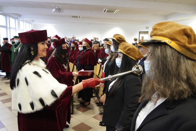 Inauguracja nowego roku akademickiego 2021/22 w Akademii WSB w Dąbrowie GórniczejZobacz kolejne zdjęcia/plansze. Przesuwaj zdjęcia w prawo - naciśnij strzałkę lub przycisk NASTĘPNE