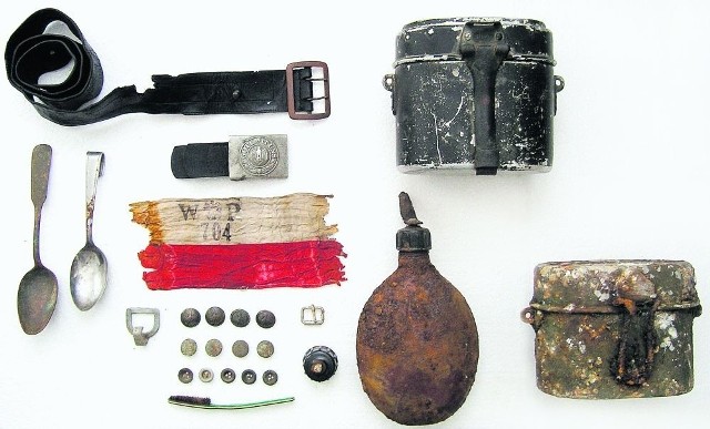 Wśród znalezionych przez Tomasza Fijałkowskiego przedmiotów były między innymi żołnierskie menażki i łyżki oraz trzy powstańcze opaski