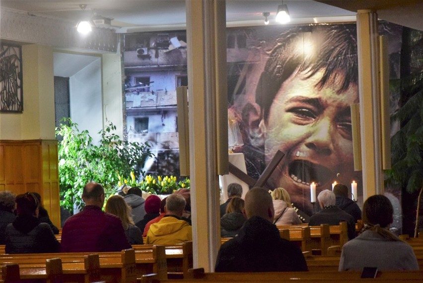 Tarnobrzeg. Przejmujący Grób Pański w kościele Matki Bożej Nieustającej Pomocy - ogrom cierpienia Ukrainy i wołanie o pokój. Zobacz zdjęcia