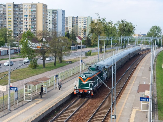 Specjalny pociąg retro przejeżdża przez przystanek Bydgoszcz Bielawy.  Z Błonia jechał około 40 minut