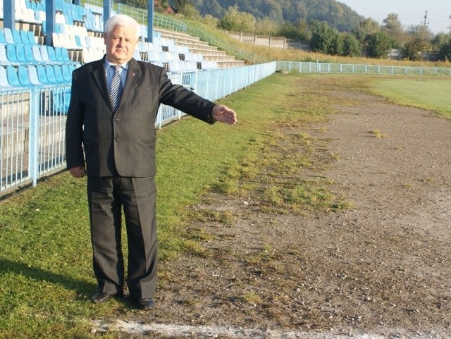 Tutaj będzie nawierzchnia dla lekkoatletów - mówi Stanisław Barycki, wójt gminy Sitkówka-Nowniny.