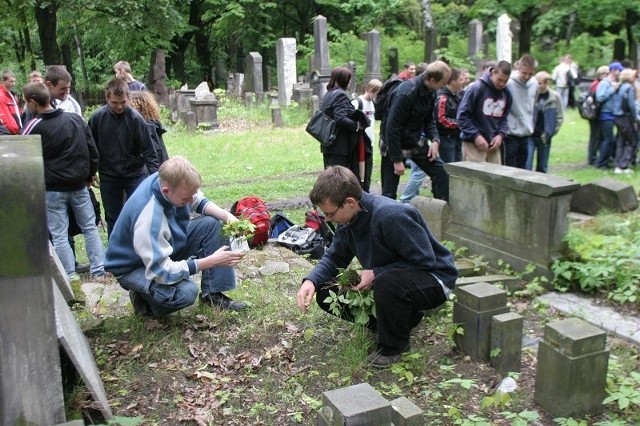 Akcje sprzątania cmentarza odbywają się regularnie od lat.