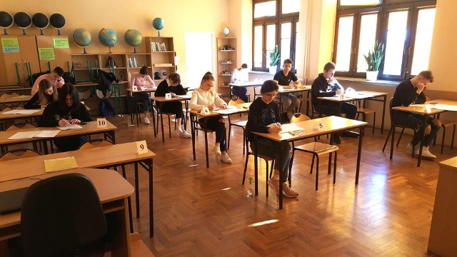 Świętokrzyska Matura Próbna. Tak w czwartek, 10 marca licealiści z Małogoszcza pisali egzamin z matematyki.