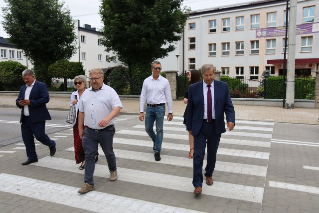 Jedno z bezpiecznych przejść dla pieszych w Staszowie zostało w piątek oddane do użytku. Inne przejścia na kolejnych zdjęciach.
