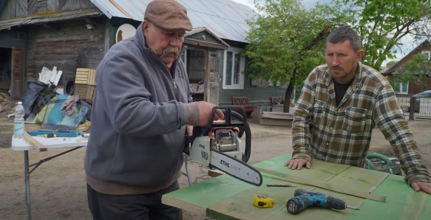 Rolnicy. Podlasie. Gienek i Andrzej robią porządek na podwórku. Będzie bezpieczniej [zdjęcia, wideo]