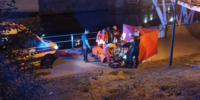 Mężczyzna, który w piątkowy wieczór wpadł do Brdy w okolicach Opery Nova był reanimowany. Został wyciągnięty z wody przez strażaków, którzy przez kilkadziesiąt minut walczyli o jego życie.