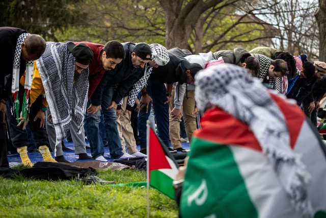 Muzułmanie protestują przeciwko brutalności Izraela między innymi w stolicy Stanów Zjednoczonych.