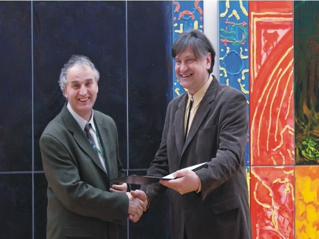 Andrzej Rysiak (nz. z prawej) przekazał sporo cennych eksponatów na ręce Mariusza Olbromskiego, dyr. MNZP.