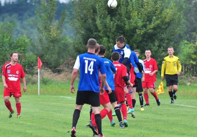 Piłkarze tarnobrzeskiego Mokrzyszowa (w niebieskich koszulkach) uratowali w ostatniej chwili punkt w meczu z Wisanem Skopanie.  