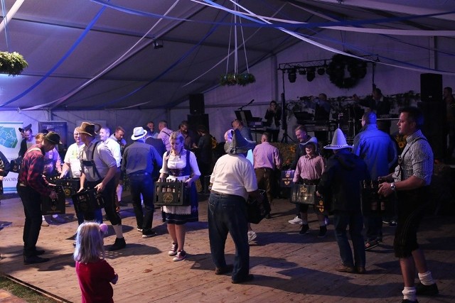 Pierwsza edycja Śląskiego Oktoberfestu w Dobrzeniu Małym przyciągnęła setki mieszkańców regionu.