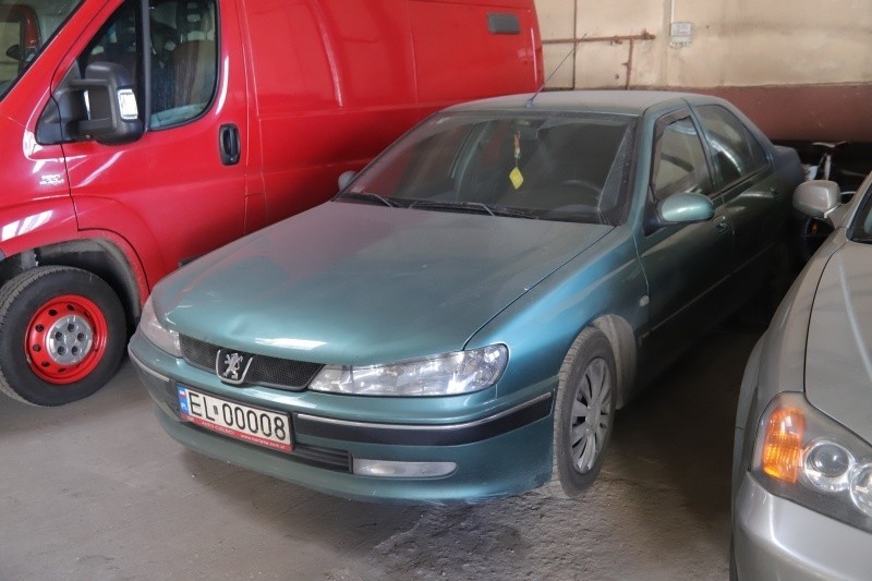 - Peugeot 406 2,0 rocznik 2000, cena wywoławcza 1950 zł...