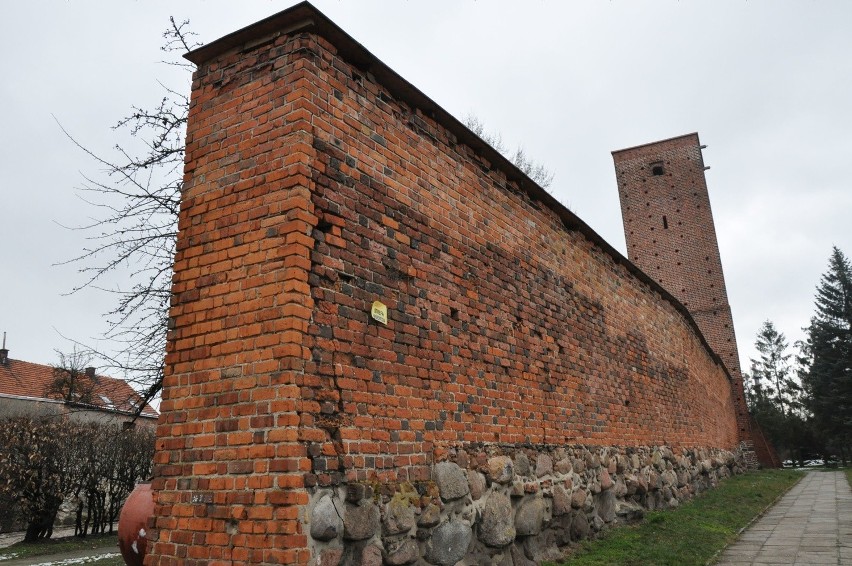 Mury obronne z XV i XVI wieku w Byczynie.