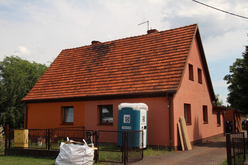 Wolontariusze remontują mieszkania dla uchodźców z Ukrainy.