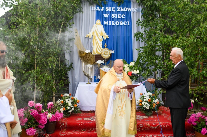 Piękna uroczystość Bożego Ciała w parafii świętej Katarzyny Aleksandryjskiej w Iwaniskach. Zobacz zdjęcia 