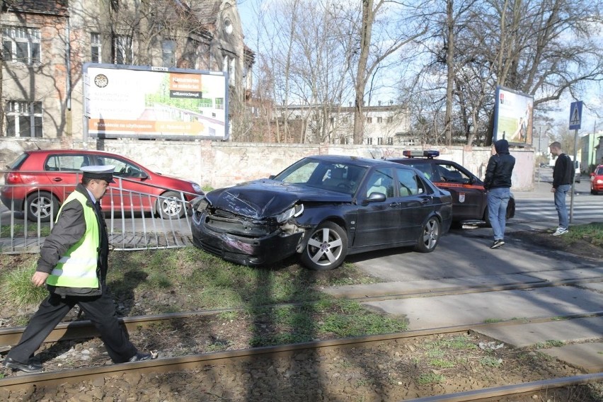 Wrocław: Wypadek na Opolskiej. Samochód osobowy zderzył się z tramwajem 