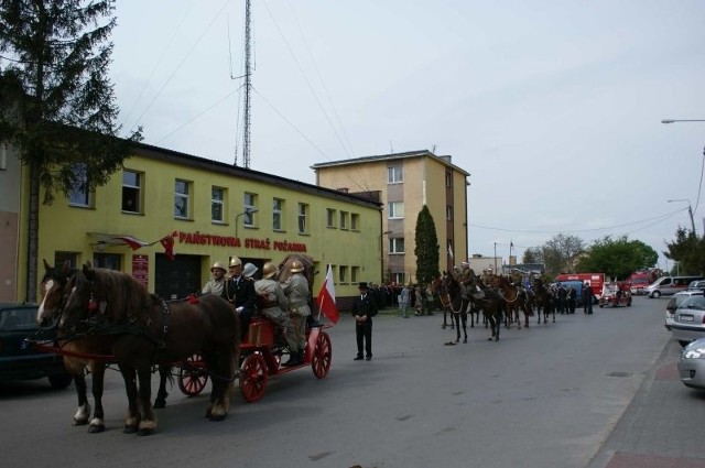 Strażacka parada ruszyła spod Powiatowej Komendy Państwowej Straży Pożarnej w Lipsku.