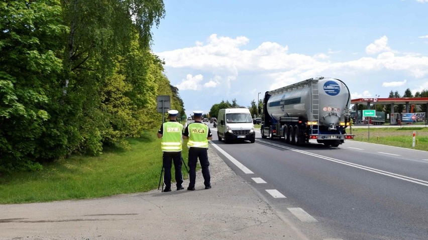 Policjanci sprawdzali prędkość z wykorzystaniem mobilnego...