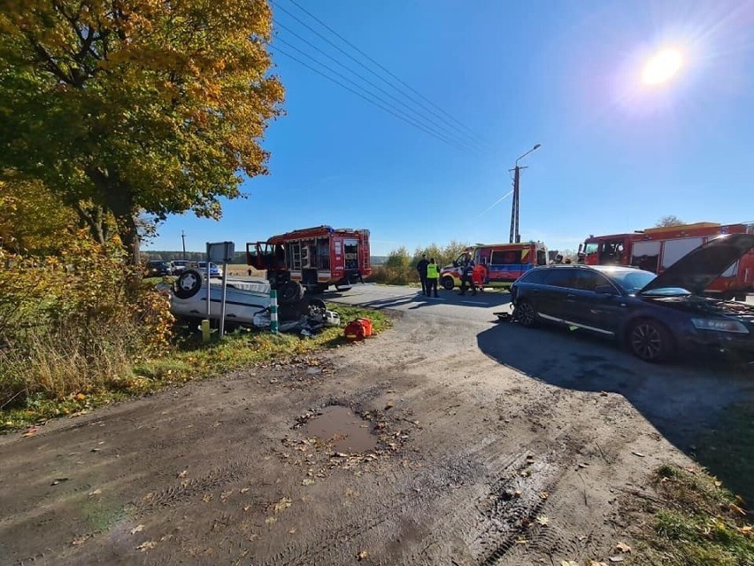 Wypadek w Studźcach: Ford uderzył w audi i "dachował". Ranni w szpitalu