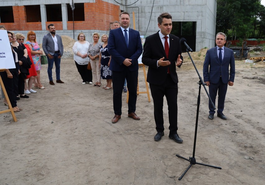 Minister edukacji Przemysław Czarnek na placu budowy szkoły i przedszkola w Ostrowi Mazowieckiej. Zdjęcia