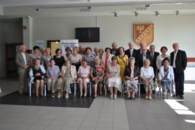 Po wielu latach wrócili w szkolne mury. Absolwenci białobrzeskiego Liceum Ogólnokształcącego na wspólnym zdjęciu.