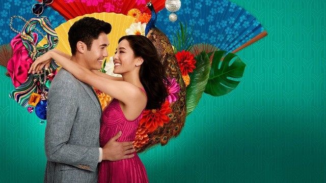 "Bajecznie bogaci Azjaci" (Crazy Rich Asians)Komedia romantyczna opowiadająca o młodej dziewczynie z Nowego Jorku, która leci ze swoim chłopakiem do Singapuru na ślub jego najlepszego przyjaciela. Film zdobył dwie nominacje do Złotych Globów. 