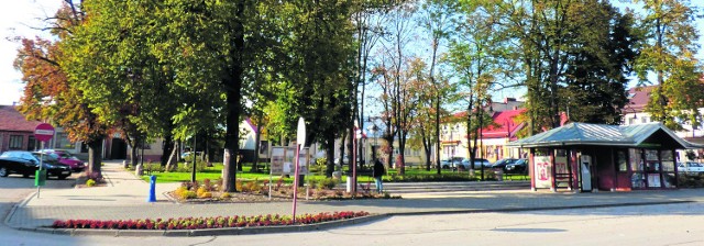 Wiślicki rynek po rewitalizacji ma nowe oblicze. Park został „prześwietlony”, uporządkowany, są nowe alejki dla spacerowiczów. A superschody... zachęcają, by na nich usiąść.