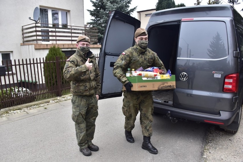 Żołnierze Obrony Terytorialnej przekazali paczki świąteczne kombatantom