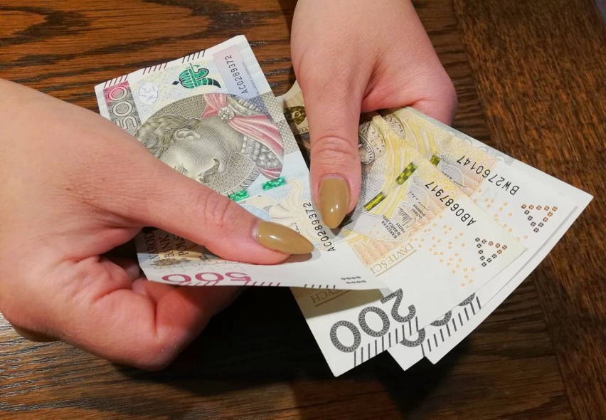 Pensja minimalna w Polsce w 2021 roku brutto wyniesie 2800...
