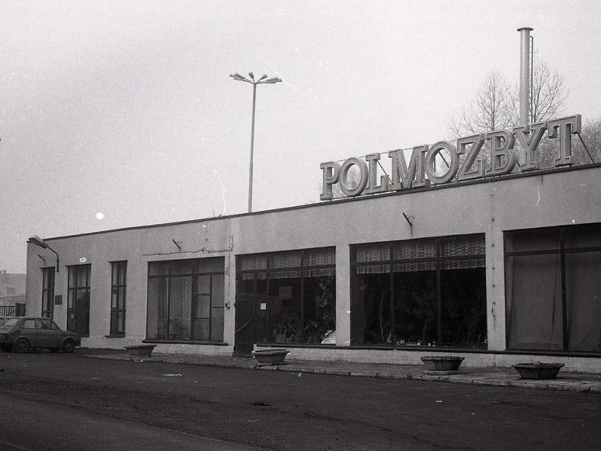 Zdjęcie  1989 r. Budynek miasteckiego Polmozbytu w pełnej...