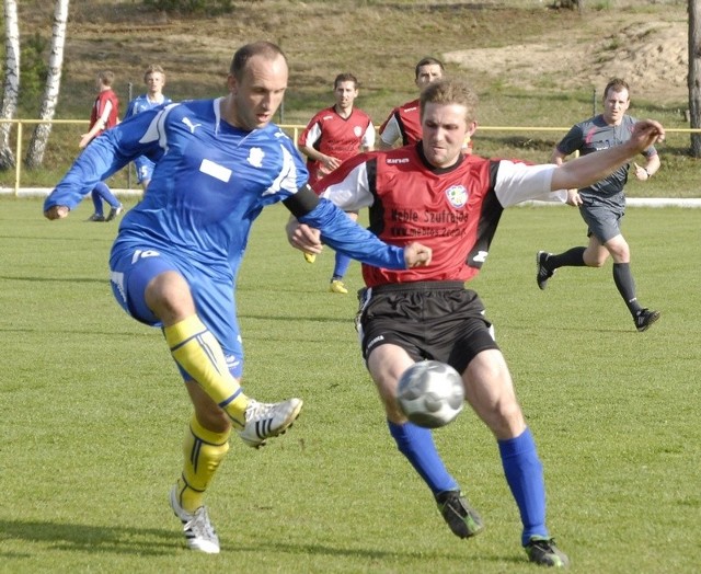 Piłkarze Pomorza (niebieskie koszulki) zagrają w Dzierzgoniu, Koral Dębnica (czerwone stroje) wyjeżdża do Tczewa.