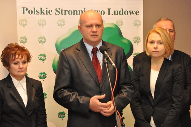 Tadeusz Gospodarczyk (w środku), kandydat Polskiego Stronnictwa Ludowego na prezydenta Tarnobrzega ogłosił główne założenia programowe swojej prezydentury.