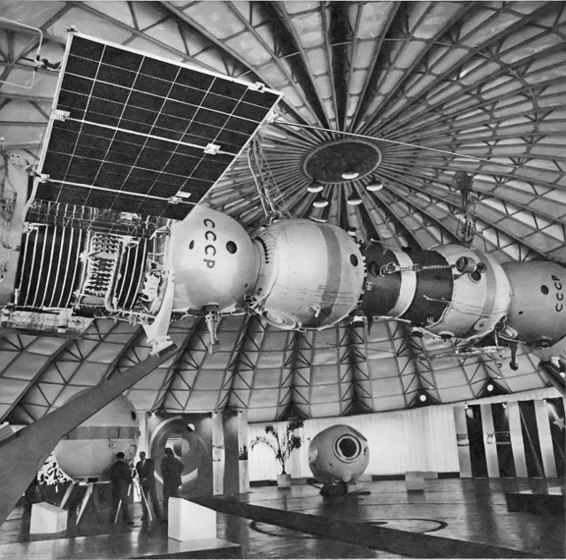 W 1972 roku Pawilon C-G stał się areną fascynującej wystawy, prezentującej model kosmodromu Bajkonur, radzieckie statki kosmiczne Sojuz-4 i Sojuz-5, a także pojazd księżycowy Łunochod. Wystawę, którą odwiedziło imponujące 800 tysięcy osób, uświetnił udział wybitnego kosmonauty, Aleksieja Jelisiejewa. Ośrodek Postępu Technicznego nie tylko stanowił źródło wiedzy naukowej, ale również inspirację dla społeczeństwa, przenosząc je w fascynujący świat kosmicznych odkryć.