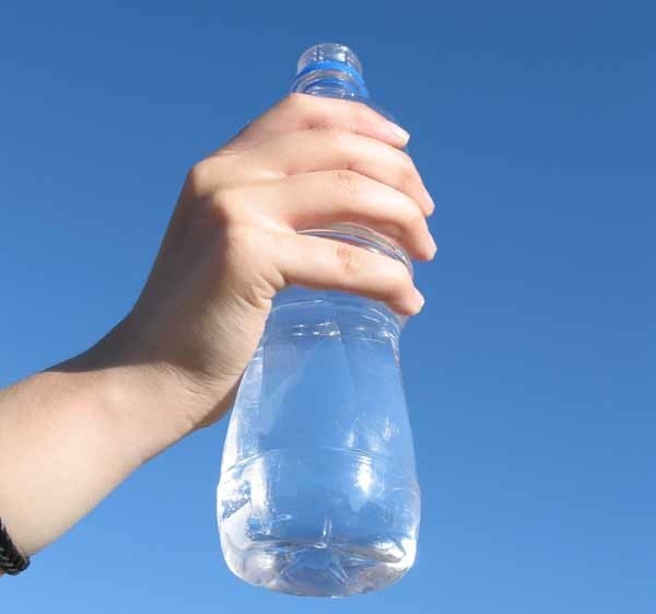 Pamiętajmy, aby dziecko piło więcej wody, zwłaszcza podczas wysiłku fizycznego oraz w czasie choroby, szczególnie gdy przebiega ona z  gorączką, wymiotami czy biegunką.