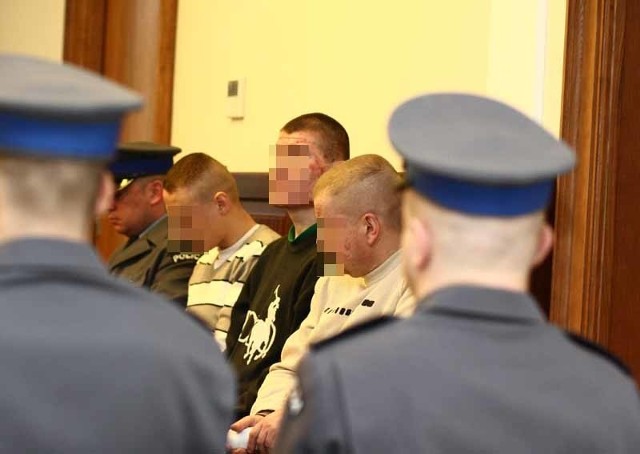 Oskarżeni to trzej białostoczanie: 26-letni Łukasz Z. (pierwszy z lewej), 22-letni Paweł B. (w środku) i 40-letni Wojciech F. (pierwszy z prawej). Grozi im dziesięć lat więzienia.