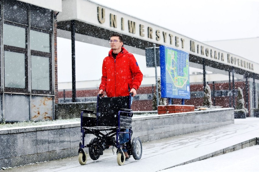 Prawdziwa rewolucja! Student UMK w Toruniu stworzył pojazd dla niepełnosprawnych sterowany wzrokiem!